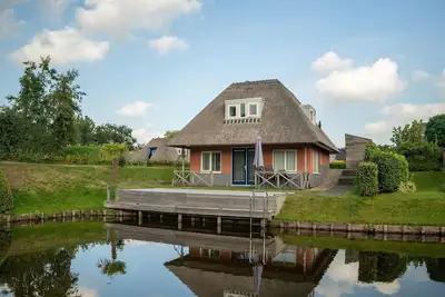 Image de Maison confortable au bord de l'eau, dans un parc
