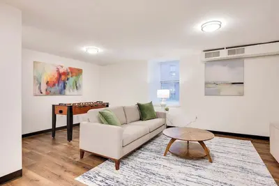 Image de Vibrant 1br on Whiskey Row with Foosball Table