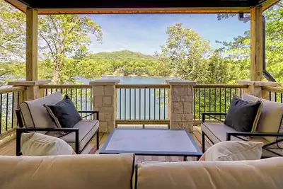 Image de Windjammer  Lakehouse by Chatuge Home Concierge <br>lakefront, pool table, Fire pit, Sup, Kayaks, private dock with covered boat slip