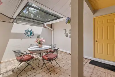Image de Charming Home in Serene Neighborhood 15 mins to the Beach