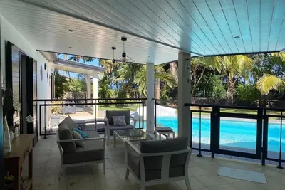 Image de Villa Paisible Avec Piscine, Grand Jardin Arboré