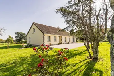 Image de Maison de plain-pied avec grand jardin, terrasse, poêle à granulés, WiFi, et équipements bébé.
