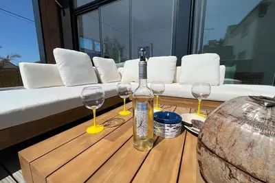Image de Maison contemporaine en bord de mer avec terrasse, jardin clos et équipements haut de gamme