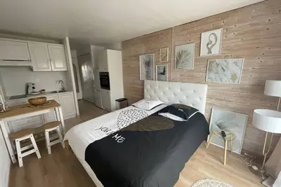 Image de Studio rénové au centre port, à 2 min des commodités et proche plage