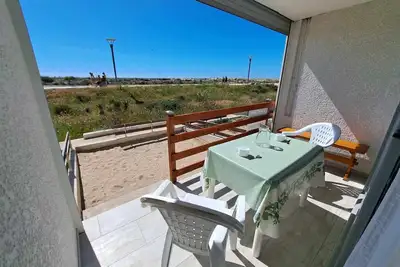 Image de Appartement rénové 2024, face à la mer, parking privé, terrasse, idéal famille!