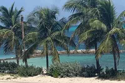 Image de Saunders Beach Villa. All the amenities, includingpool, outdoor cabana, grills.