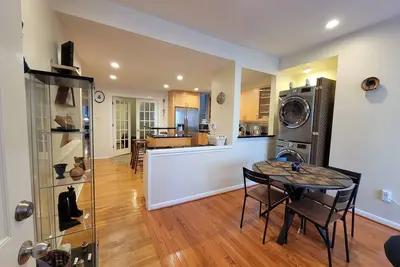 Image de New DuPont Adams Morgan Walk Score 99, Walk to Metro, Great Restaurants