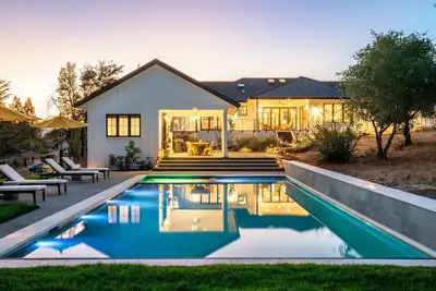 Image de New 3 Bd, Pool, Spa & Wine Tasting Included