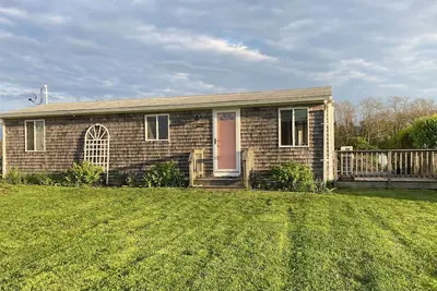 Cozy Artist's Cottage by the Sea