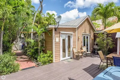 Image de Secret Courtyard cottage steps from Duval
