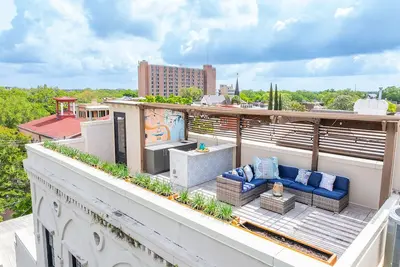Image de Luxurious Mansion w/ Rooftop Deck, Parking + Prime Location by Lucky Savannah