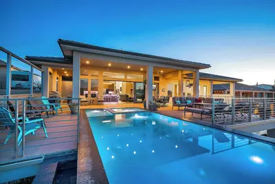 Image de Luxurious Home w Panoramic Views + Infinity Pool!