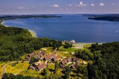 Image de Maison au bord du lac Plau avec canoë