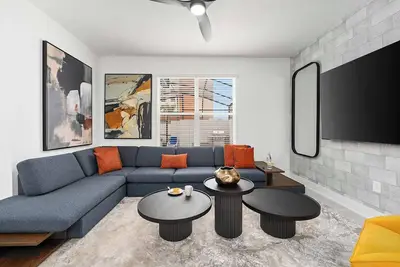 Image de Olivia's Oasis | Fab New Home w Luxe BRs, Huge Lr/Dr & Pvt Pool - Near Universal