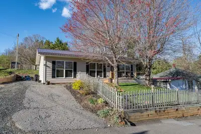Image de 3 Beds / 1 Bath - Stroll into Downtown Wj & to the Park!