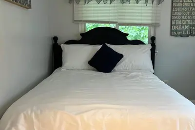 Image de Quiet private room with workspace, free parking & fast Wi-Fi near base & beach