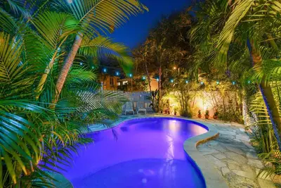 Image de Beach House wPrivate Pool, Direct Beach Access, 2Kitchens, 2dishwashers Sleeps10