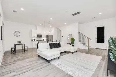 Image de Stylish 4 Beds - Min to Downtown W/Backyrd