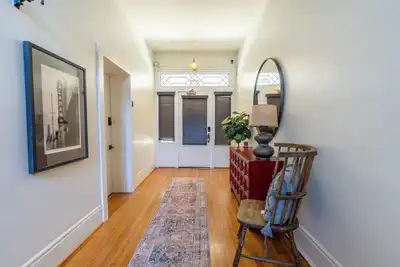 Image de Black Velvet Suite in Highland Park, King Bed, Walkable to Rojo and More!