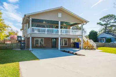 Image de Beach Daze Duplex! Natural Light! Fenced Yard! Dogs Welcome! 5 blocks to beach!