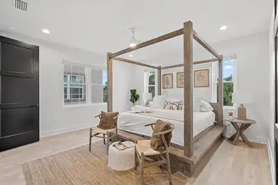 Image de A comforting, private experience of South Rh designed townhome.