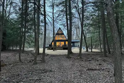 Image de Hidden gem, nestled in the woods on Lake Bellaire.