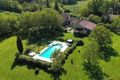 Image de Cozy cottage in a green and peaceful setting.