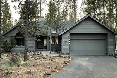 Image de Peaceful Single level home, hot tub, walking distance to Deschutes River!