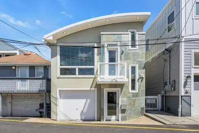 Image de Cozy 4 Bedroom Home with Amazing Ocean View!