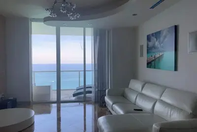 Image de Luxurious oceanfront panoramic condo direct ocean view and a wraparound balcony