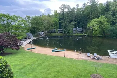 Image de Gorgeous serene lake and beach front hide away