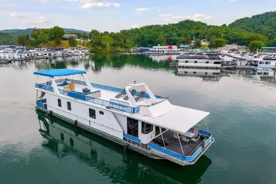 Image de Houseboat 75' - Medium Houseboat, 6 bedrooms, waterslide, fireplace on rooftop lounge area