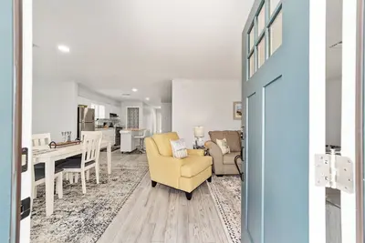Image de Newly renovated cottage walking distance to downtown Ocala square. Quiet street.