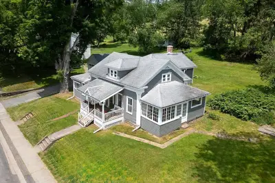 Image de Stylish Historic Home – Timeless Charm with Modern Touches