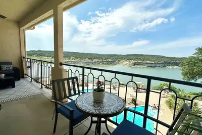Image de Lakefront Livin' at Bella Vista @ Island on Lake Travis with Indoor Heated Pool!