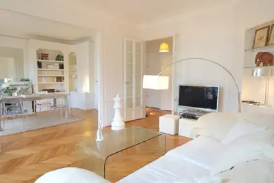 Image de Elegance and Modernity in Paris