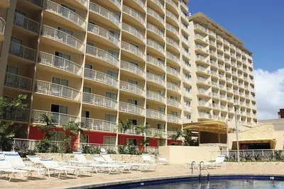 Image de Luxury 2-Bedroom Condo right on Waikiki beach walk. Has 2 balconies.