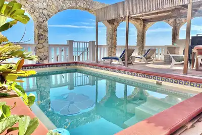 Image de House of Arches -Stunning Views - 2Bed, 3Bath with Pool