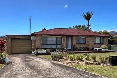 Image de Freshly painted 4 bedroom home only a short drive into the heart of our Cbd and our fabulous beache