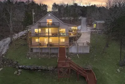 Image de Lakefront Access with Tiki Bar, Hot Tub, Kayaks, and Stand Up Paddleboards