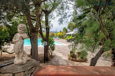 Image de Villa Melograno avec annexe, piscine exclusive entourée de verdure