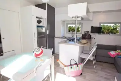 Image de Comfort 35-2-2 (Mobilheim Taos) – Tv, 2 Schlafzimmer + 2 Badezimmer (Etagenbetten), ca. 35 m² – Max. 4 Erwachsene / 5 Personen