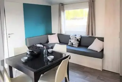 Image de Privilege 40-4 (Mobilheim) - Tv, Lv, Toaster, Espressokaffee, 4 Schlafzimmer, ca. 40 m² – Max. 7 Erwachsene / 8 Personen