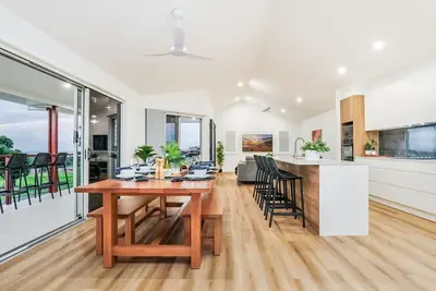Image de Aquatic Abode - stunning new 4 bedroom with air con & pool.