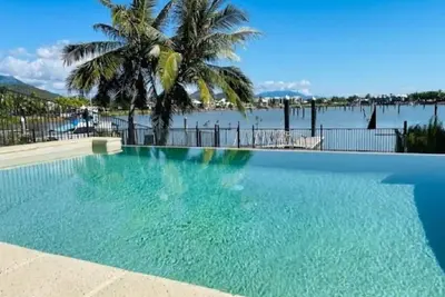 Image de Welcome to 'Hinchinbrook Escape' Waterfront Townhouse with Marina Berth Pool Spa