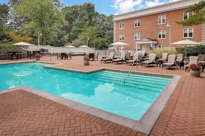 Image de 2 Pet-Friendly Hotel Rooms Just Minutes from Local Shopping & Dining - Parking
