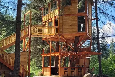 Image de Glamping in the woods with this Treehouse built in between 2 big alive Fir Tree