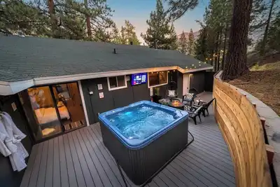 Image de Hot tub, fire pit, 6 min to beach & ski, sleeps 6