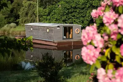 Image de Toue cabanée accostée 5 personnes