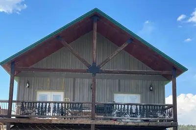 Image de Lodge style home with views of Centennial Valley close to Deadwood.